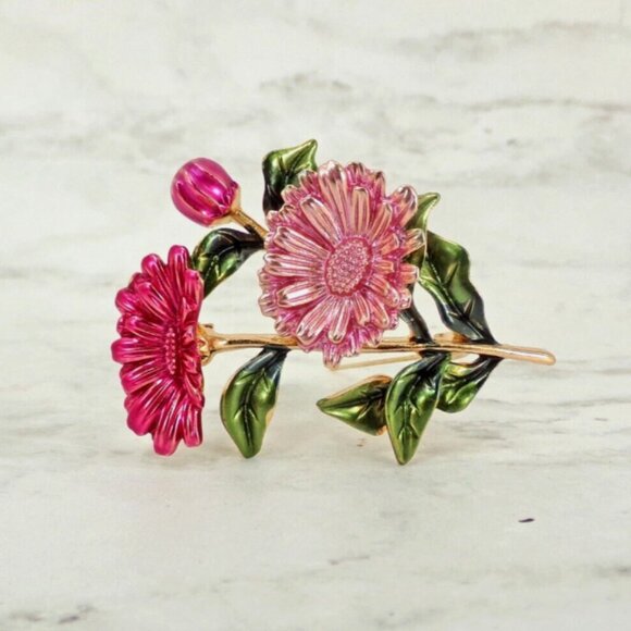 Pink flower brooch pin with light and dark enamel flowers, and with green leaves - Picture 4 of 5